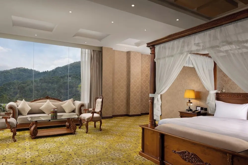 هتل گلدن کرون کندی